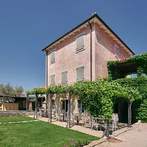 Bed & Breakfast Winery Cuj, Vilanija