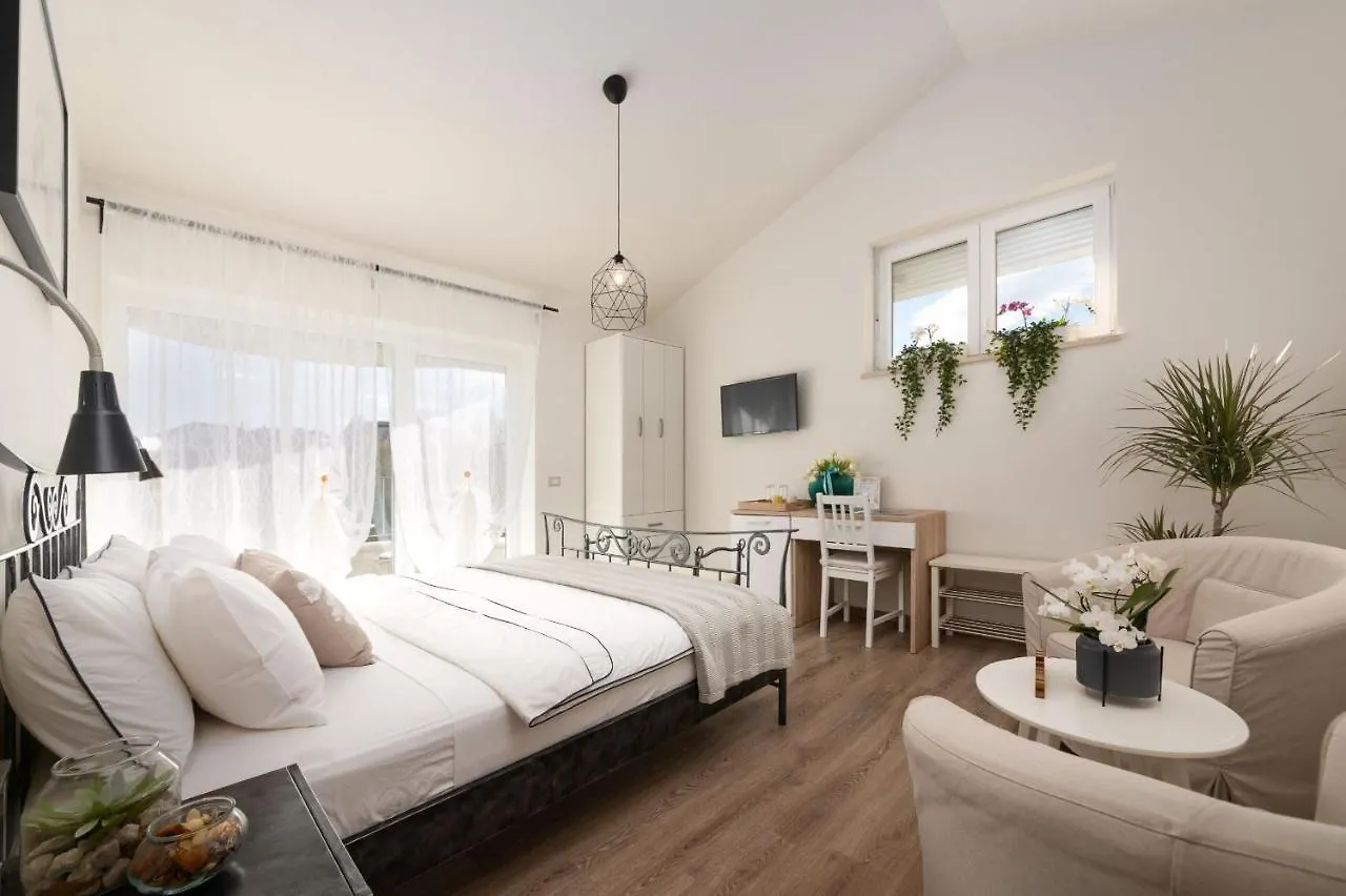 Rooms Karolina Funtana Kroatien
