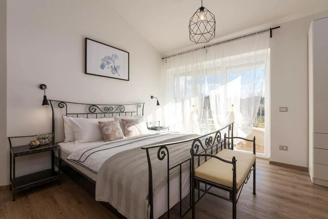 Rooms Karolina Funtana 0*,